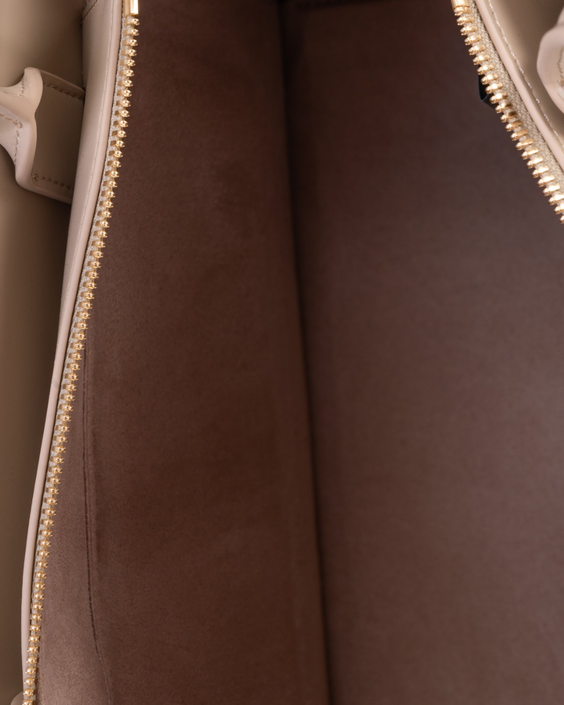 shop ELISABETTA FRANCHI  Borsa: Elisabetta Franchi shopper media con placca logo.
Fodera in materiale sintetico.
Placca logo con profilo in metallo dorato.
Chiusura con zip.
Tracolla di servizio per portabilità a spalla.
Dimensioni 31 x 25 x 11 cm.
Composizione: 50% Poliuretanica, 40% Poliestere, 10% Cotone.
Made in Italy.. BS16A42E2-784 number 7454415
